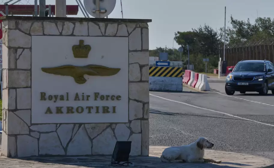 Entrada de la base de la Fuerza Aérea Británica Akrotiri, en Chipre, que fue atacada por un dron durante la madrugada. (Foto: AP - Petros Karadjias)