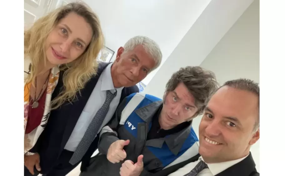 La foto de la despedida: Javier Milei y Mariano C�neo Libarona, junto a Karina Milei y Manuel Adorni