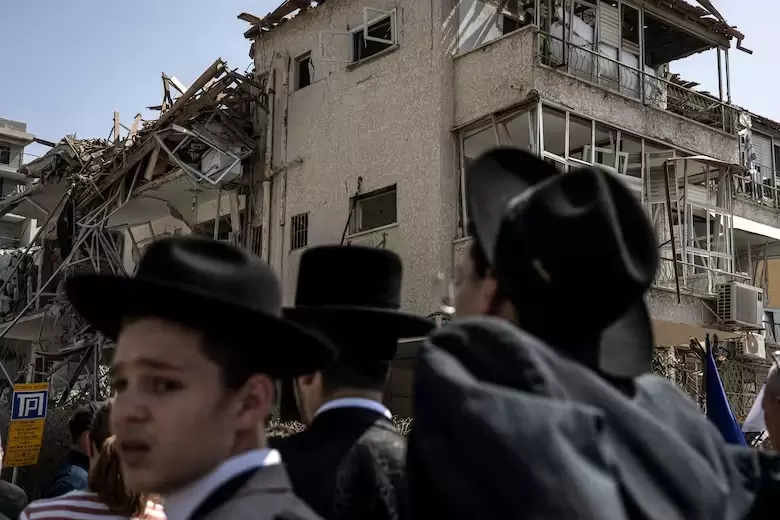 Judíos ortodoxos sorprendidos por el ataque iraní en un barrio de Tel Aviv