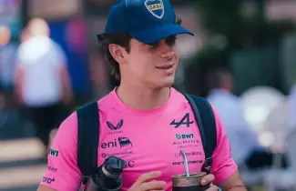 Franco Colapinto en el paddock de Australia con la gorra de Boca