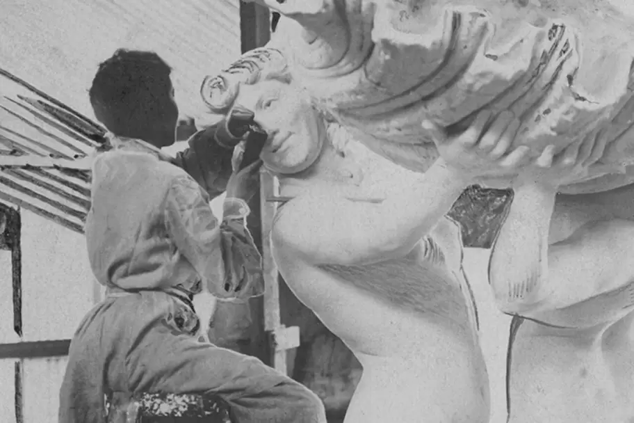 lola mora