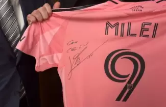 Camiseta que recibi� el presidente Milei firmada por Lionel Messi