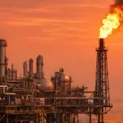 El petróleo se dispara por el conflicto en Medio Oriente y enciende las alarmas sobre el precio de los combustibles