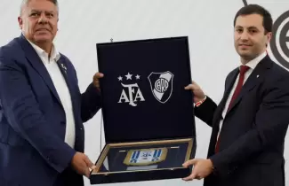 Otros tiempos, Stefano Di Carlo y Claudio Tapia posan juntos en la foto