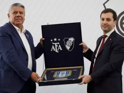 Otros tiempos, Stefano Di Carlo y Claudio Tapia posan juntos en la foto