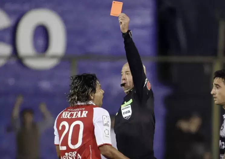 El colombiano Gerardo Bedoya ostenta el Récord Guinness de tarjetas rojas