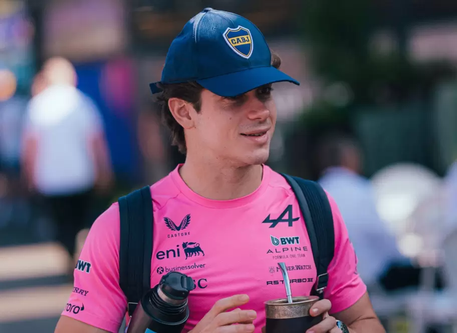 Franco Colapinto con la gorra de Boca Juniors