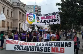 Primeros momentos de la concentraci�n de la Marcha por el "8M" en San Salvador de Jujuy