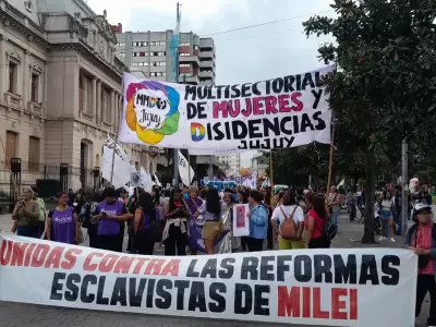 Primeros momentos de la concentraci�n de la Marcha por el "8M" en San Salvador de Jujuy