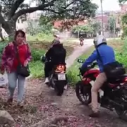Motociclistas utilizan pasos peatonales para evitar controles
