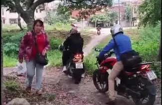 Paso peatonal invadido por motos en barrio Malvinas