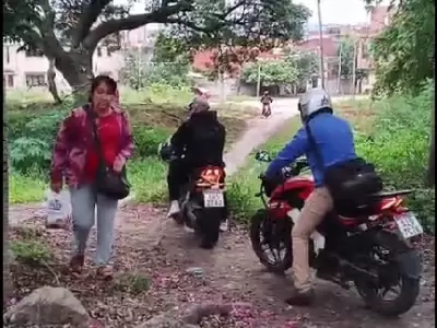 Paso peatonal invadido por motos en barrio Malvinas