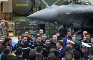 Emmanuel Macron junto a militares en el portaaviones nuclear Charles de Gaulle