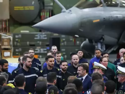 Emmanuel Macron junto a militares en el portaaviones nuclear Charles de Gaulle