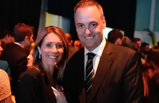 Manuel Adorni y esposa