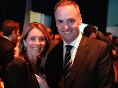 Manuel Adorni y esposa