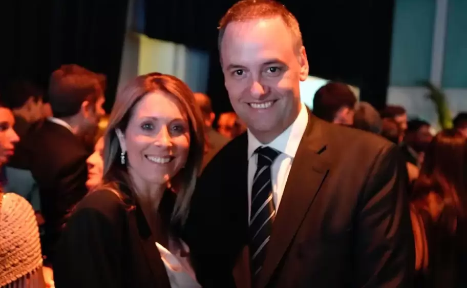 Manuel Adorni y esposa