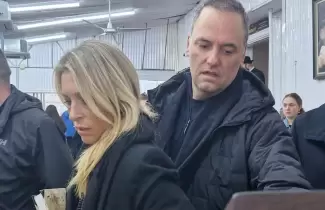 El jefe de Gabinete, Manuel Adorni, y su esposa, Bettina Angeletti, durante la visita a la tumba del rebe de Lubavitch, en Nueva York