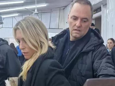El jefe de Gabinete, Manuel Adorni, y su esposa, Bettina Angeletti, durante la visita a la tumba del rebe de Lubavitch, en Nueva York