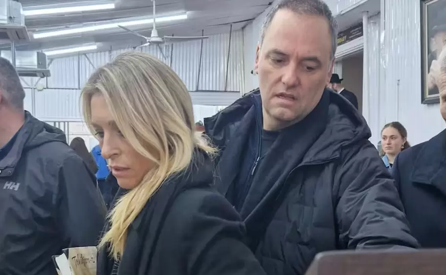 El jefe de Gabinete, Manuel Adorni, y su esposa, Bettina Angeletti, durante la visita a la tumba del rebe de Lubavitch, en Nueva York