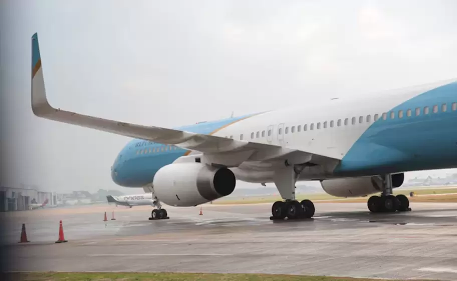 Avión presidencial estacionado en la plataforma sur de Aeroparque