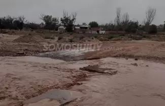 Los ni�os deben cruzar el r�o para llegar a la escuela