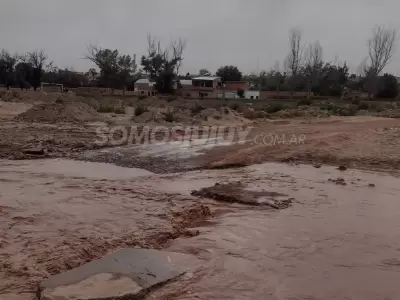 Los ni�os deben cruzar el r�o para llegar a la escuela