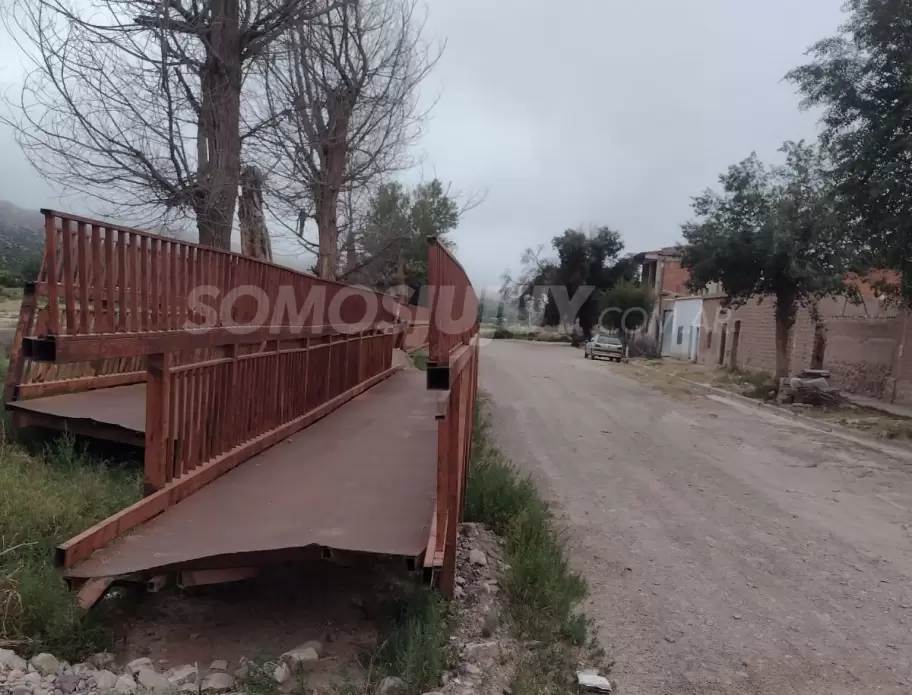 Puente peatonal dañado y abandonado en Humahuaca