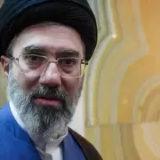 En su primer mensaje, el nuevo líder supremo iraní advirtió que "el estrecho de Ormuz seguirá cerrado"