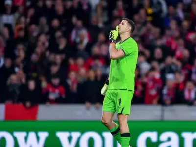 El duelo entre el Dibu Mart�nez con la hinchada del Lille en el partido de 2024 por la Europa Conference League