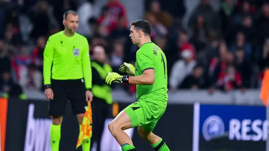 El bailecito de Dibu Martínez tras atajar dos penales y pasar de ronda con el Aston Villa frente al Lille en 2024