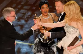 El director Paul Thomas Anderson, Sara Murphy y Teyana Taylor en el mejor momento de la noche