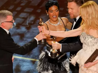 El director Paul Thomas Anderson, Sara Murphy y Teyana Taylor en el mejor momento de la noche