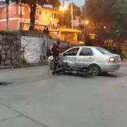 Un auto y una moto protagonizaron un siniestro vial en barrio Mariano Moreno