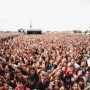 Sabrina Carpenter cerró el Lollapalooza Argentina 2026 con sus hits, glamour y el "arresto" a María Becerra