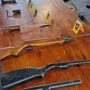 Tensión en los galpones recuperados: encontraron una granada, armas y hay un detenido