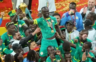 Sadio Man� levantando el trofeo obtenido frente a Marruecos