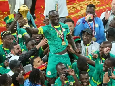 Sadio Man� levantando el trofeo obtenido frente a Marruecos