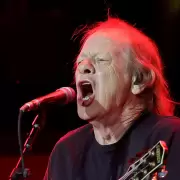 El guitarrista de AC/DC Stevie Young fue dado de alta y se prepara para el show del lunes
