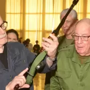 Silvio Rodr�guez recibi� un fusil tras decir que defender�a a Cuba ante una posible invasi�n de EE.UU.