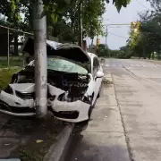 Perdió el control del auto y chocó contra un poste en el rectorado de la Unju
