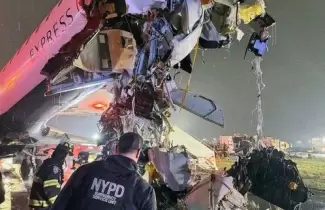 Tragedia en Nueva York: Dos muertos y 41 heridos tras choque de un avi�n con un cami�n de bomberos