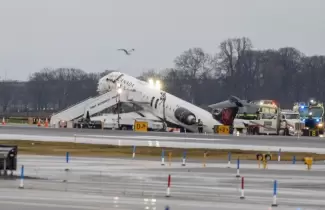 Avi�n de Air Canada que choc� contra un cami�n de bomberos en Nueva York