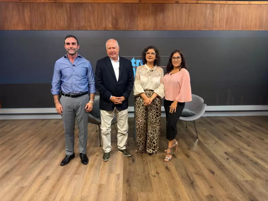 Ezequiel Atauche y Carolina Moisés junto a los conductores de Detrás de las Noticias