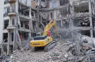 Trabajos con excavadoras en un edificio en Ir�n que fue atacado por Estados Unidos e Israel en el barrio de Andarzgu, en el noreste de Teher�n