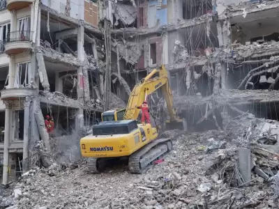 Trabajos con excavadoras en un edificio en Ir�n que fue atacado por Estados Unidos e Israel en el barrio de Andarzgu, en el noreste de Teher�n