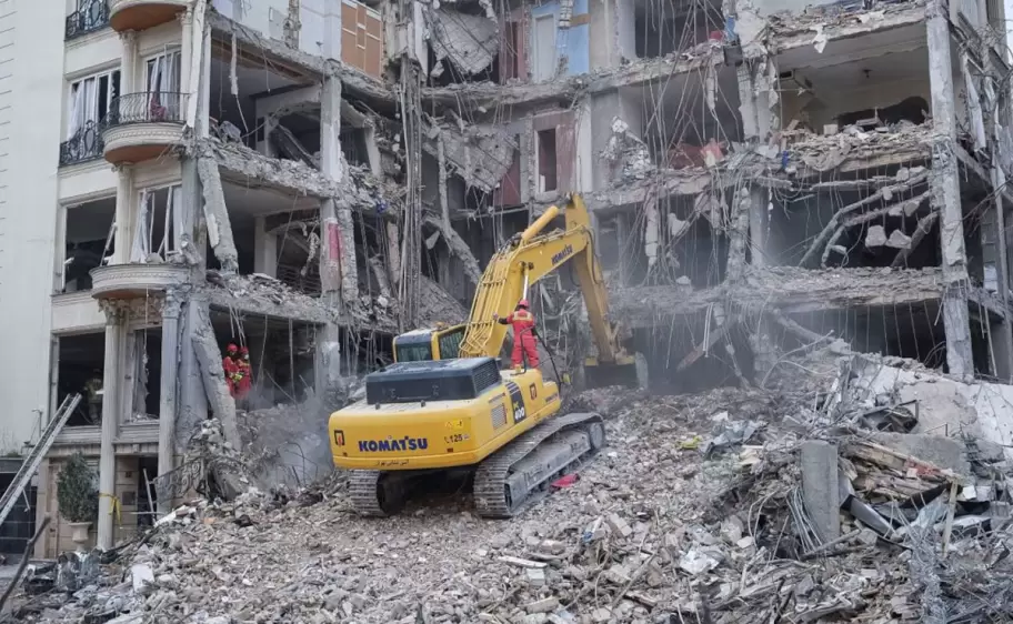 Trabajos con excavadoras en un edificio en Irán que fue atacado por Estados Unidos e Israel en el barrio de Andarzgu, en el noreste de Teherán