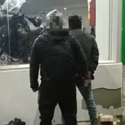 Le robó el celular a un transeúnte, intentó darle a la fuga pero fue demorado