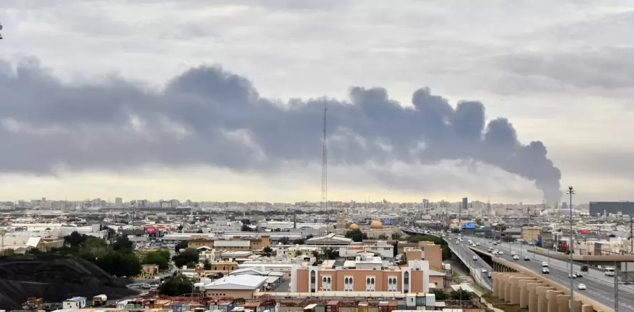 Una columna de humo sale del aeropuerto de Kuwait tras el ataque de Irán