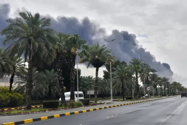Una columna de humo sale del aeropuerto de Kuwai